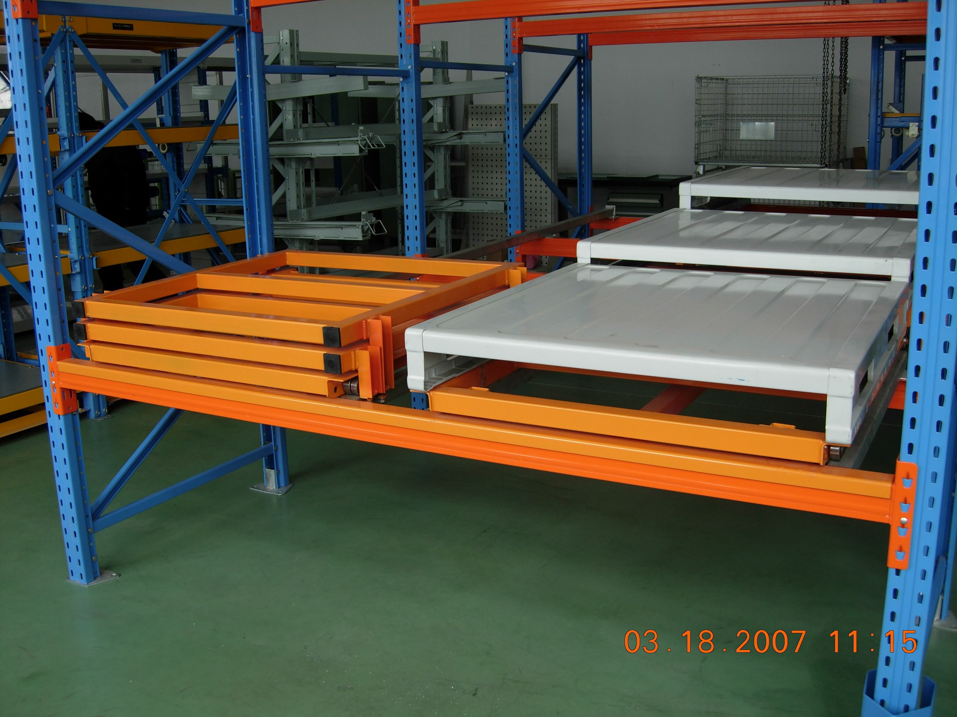 Push back pallet rack